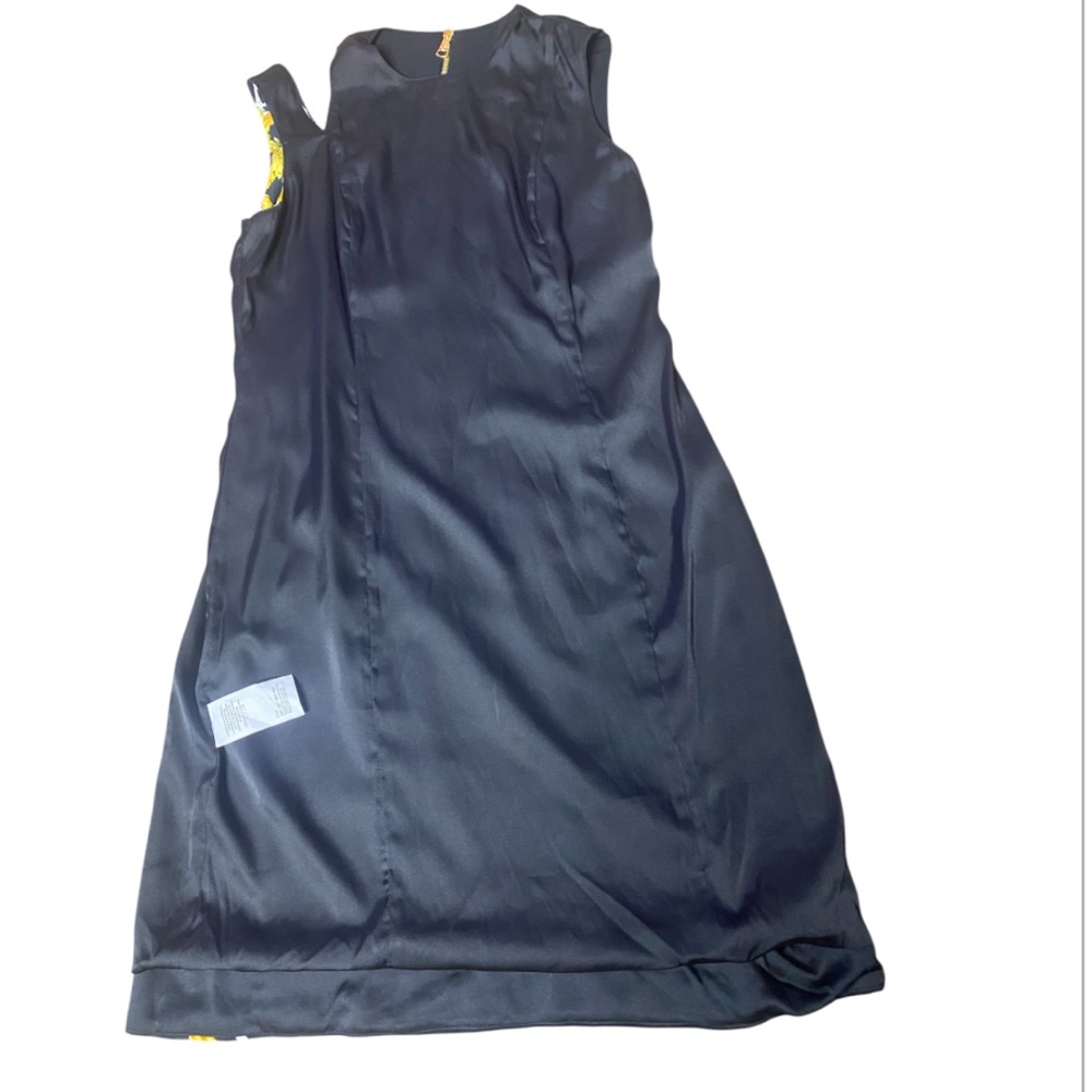 Versace Dress with Gold Medusa
Zipper.(NO TAGS NAME) 💯 authentic - Picture 7 of 11